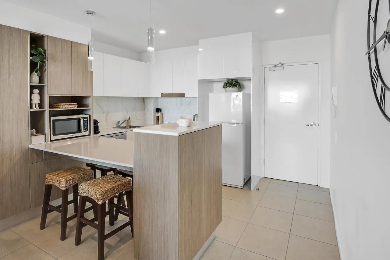 Pool, 100M To Hosp, 3 Tvs, 3 Beds - Lakefront Aquarius Apartment Kawana Waters