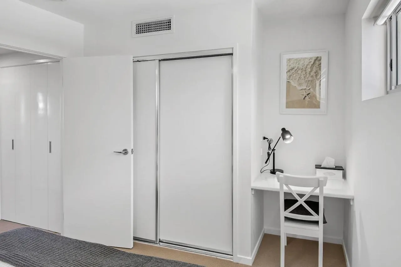 Pool, 100M To Hosp, 3 Tvs, 3 Beds - Lakefront Aquarius Apartment Kawana Waters 0*,