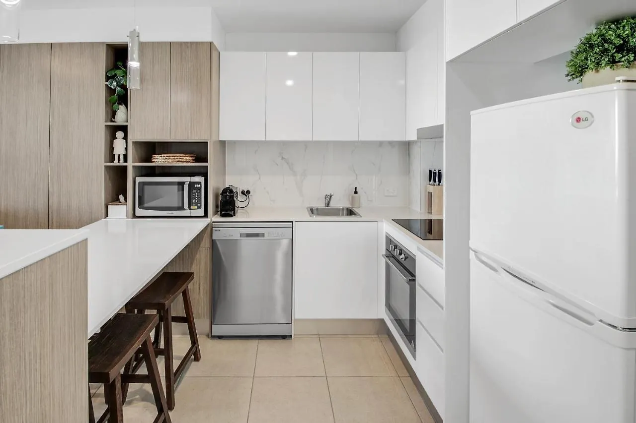Pool, 100M To Hosp, 3 Tvs, 3 Beds - Lakefront Aquarius Apartment Kawana Waters