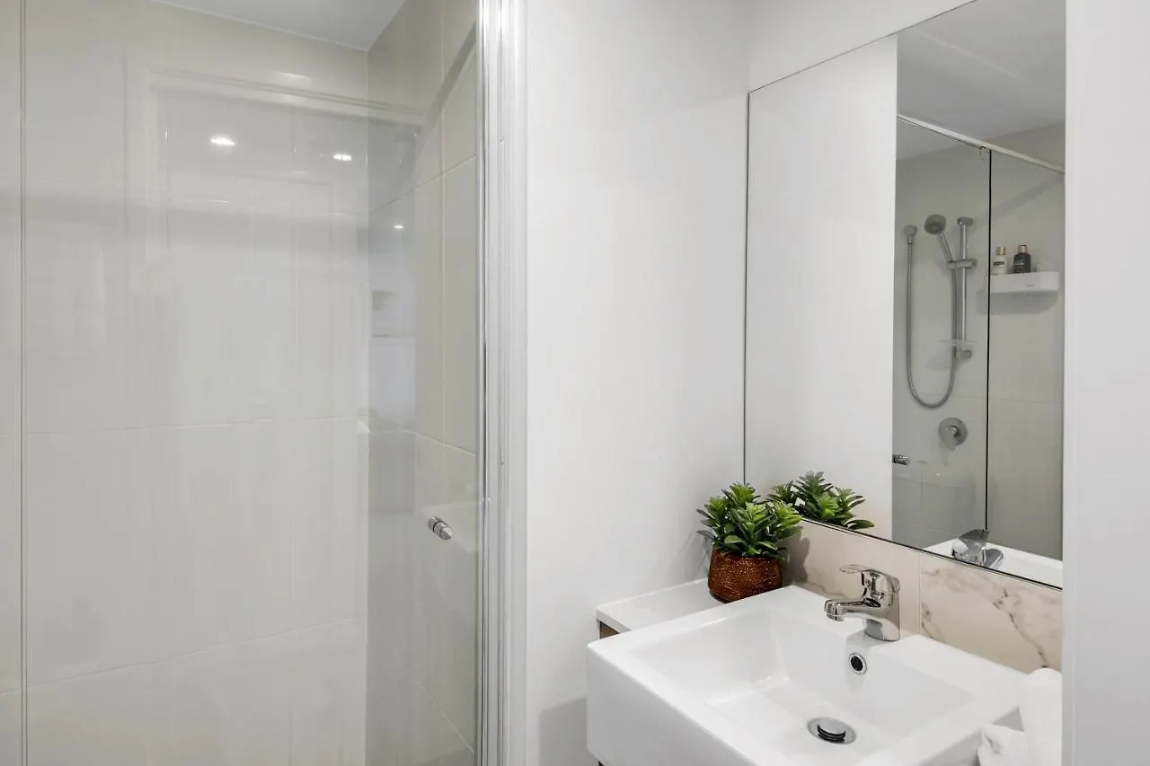 Pool, 100M To Hosp, 3 Tvs, 3 Beds - Lakefront Aquarius Apartment Kawana Waters Austrália